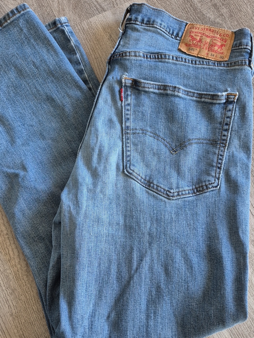 Levi's Men's Light Wash Blue Relaxed Jeans